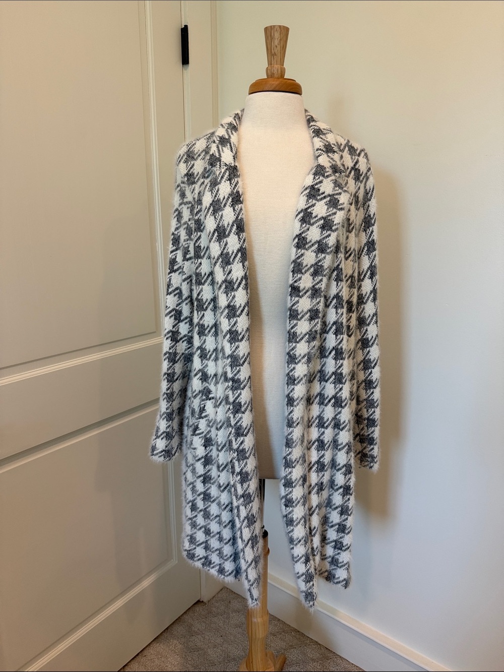 MELLODAY Gray & White Houndstooth Open-Front Cardigan